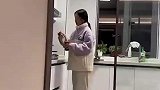 男子在家里抽烟，媳妇见状送来烟灰缸