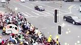 十字路口的电动车大军太震撼了，白色小轿车瞬间被包围