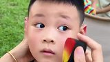在公园给小男孩画“老虎”妆容被围观，家长：不仔细看还以为是带了一个面具