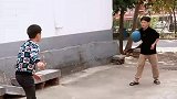 小男孩打篮球使出绝招戏耍对手