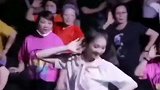 自从她到广场以后，大叔大妈都会跳现代舞了，看着都带劲！