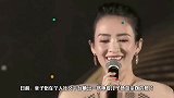 太可爱！章子怡亲儿子亲出双下巴，出差不舍儿子使劲亲