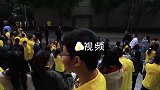 袁隆平回母校，合影学生打拥堂