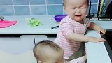 双胞胎姐妹花，一言不合就打架，真是一对冤家啊！