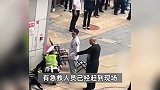 四川2名交警被人袭击，警察身上受伤倚靠墙边，警方：行凶者当场被抓