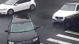 路遇车祸男子吃瓜看热闹，结果自己也成了“瓜”