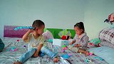 宝宝和姐姐玩玩具，姐姐哭的很厉害，妈妈教儿子这样做