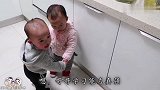 双胞胎哥哥才一岁，就照顾妹妹，走哪都要牵着手，爸妈要被暖哭了