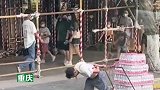 男子高温下拉重货上坡，路人放下奶茶默默上前帮忙