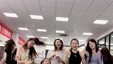 第一次见这么多美女舞蹈，中间黑色衣服的小姐姐表情很酷啊