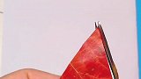 用几片秋天的落叶就能拼一副小红帽与大灰狼，动手试试吧