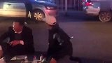 两大爷马路中间吃夜宵开心畅聊车堵一片