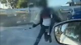 可怕！澳大利亚男子持斧头追赶一辆汽车 砸碎汽车玻璃