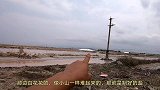 航拍莺歌海，这是海南最大的盐场，白花花的盐堆成了小山