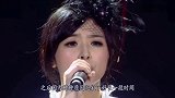 张含韵穿高开叉黑色碎花裙秀美腿 长发飘逸显清纯靓丽