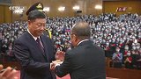 习近平为国家荣誉称号获得者、人民英雄张定宇颁授奖章
