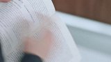 男子搬来一堆书需要学习 女上司居然全都看过