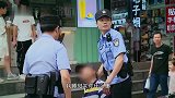 醉酒男子情绪失控，突然冲向群众，警察立马上前1秒制服