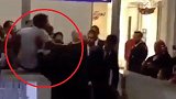 人气太火了！球迷跳电梯为求C罗抱抱 3名保镖火速阻止