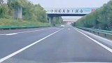 对面胆子真肥，还敢逆行