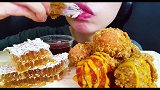 小姐姐吃炸得金黄的韩式炸鸡和甜腻腻的蜂巢蜜，这就是蜂蜜炸鸡