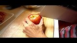 Macbook Air竟化身厨房菜刀 只要功夫深，MacbookAir也能切开苹果