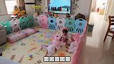 三胞胎宝宝第一次吃鸡蛋羹，一个个趴在围栏上都等不急了