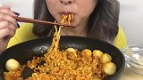 大姐吃芝士面条和肉丸，小小一碟都不够吃