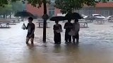 暴雨后高校被淹 男生蹚水为全班女生送饭