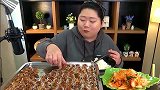 韩国胖妞自制美味牡蛎，满满一大桌子