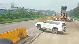 广东司机上坎，这技术一看就是新手，好好的一辆车就这么废了