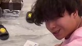 男子拿到车牌后，历史性的一刻