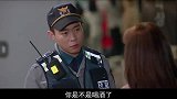这个警察竟是神经病，还敢上路执法！