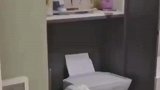 熊孩子用衣服做假人上网课，自己躲在衣柜里玩平板