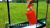 在水下打开灭火器会发生什么？老外好奇一试，结果你猜怎么着？