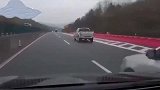 行车记录仪就这水平还敢变道超车，我用不用可怜他