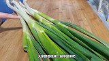 保存大葱时，直接放地上就错了，教你3个土方法，放半年都还新鲜