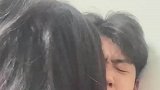 女子亲男友被男友嫌弃，气得强制让男友心动
