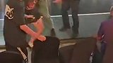 库里中国行现场 女球迷赤脚冲进场内被保安拦下