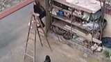 奶奶爬梯子不慎悬空，孙子用尽力气支撑起梯子