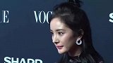 杨幂生图真实状态曝光，条纹紧身裙显身材，小鸟依人在许凯身旁