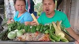 农村夫妇吃虾仁米线，搭配甜笋、苦瓜和空心菜，吃得很知足