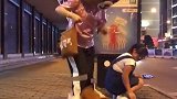 公交站台看到的一幕，网红熊把衣服脱了，不料下一幕她慌了