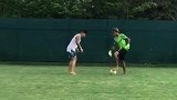 西甲-1718赛季-内马尔赤脚绝美挑球过人 不料猪队友侧身凌空竟抡空-专题