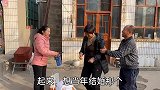 老妈心情不好，老爸费尽心思表演节目逗乐，二丫笑的直不起腰