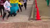 日本马拉松比赛这小黄人太逗了