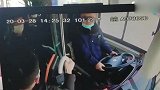 惊险！合肥一公交行驶在桥上 男子因坐过站抢夺方向盘