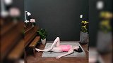 美女小姐姐宅家复古钢琴前拉伸美体 粉红运动衣衬托白皙肌肤