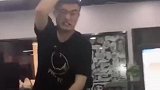 小伙子偷偷把公司电脑键盘换了，结局太搞笑了！