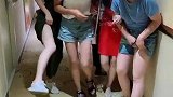 裙子差点被闺蜜撩起来了